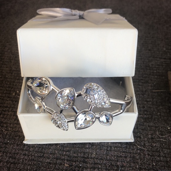 Beautiful Crystal Fashion Bracelet - Picture 12 of 13